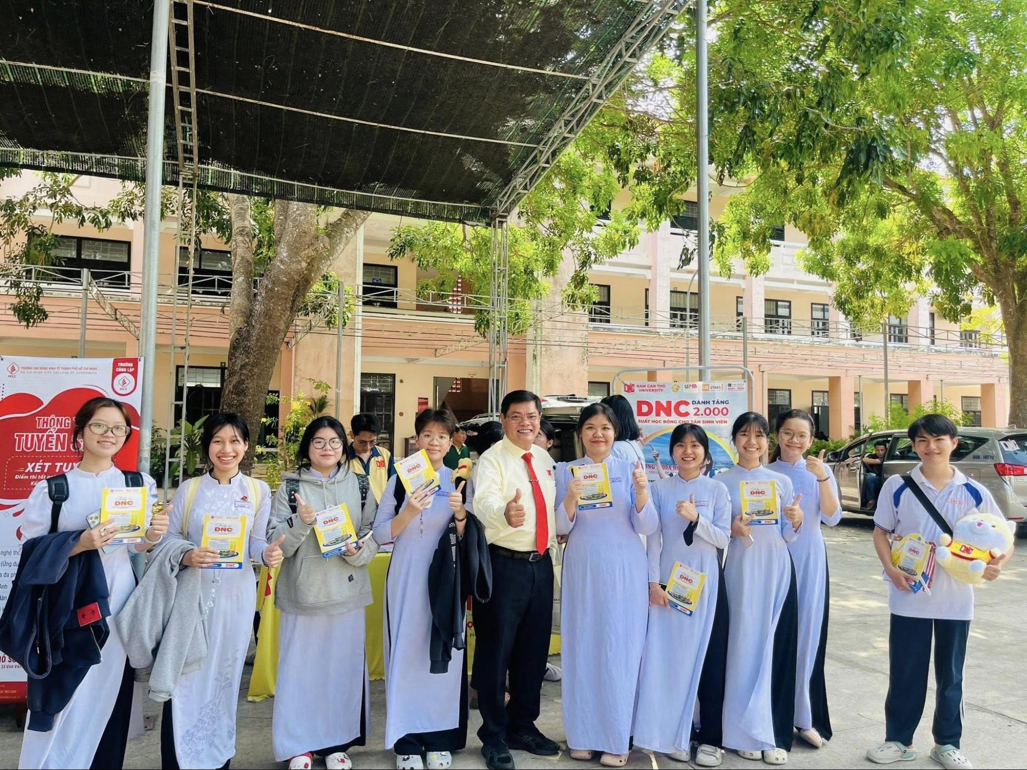 Các bạn học sinh giao lưu cùng Giảng viên thông qua chương trình Tư vấn tại các trường THPT (Ảnh: DNC studio)