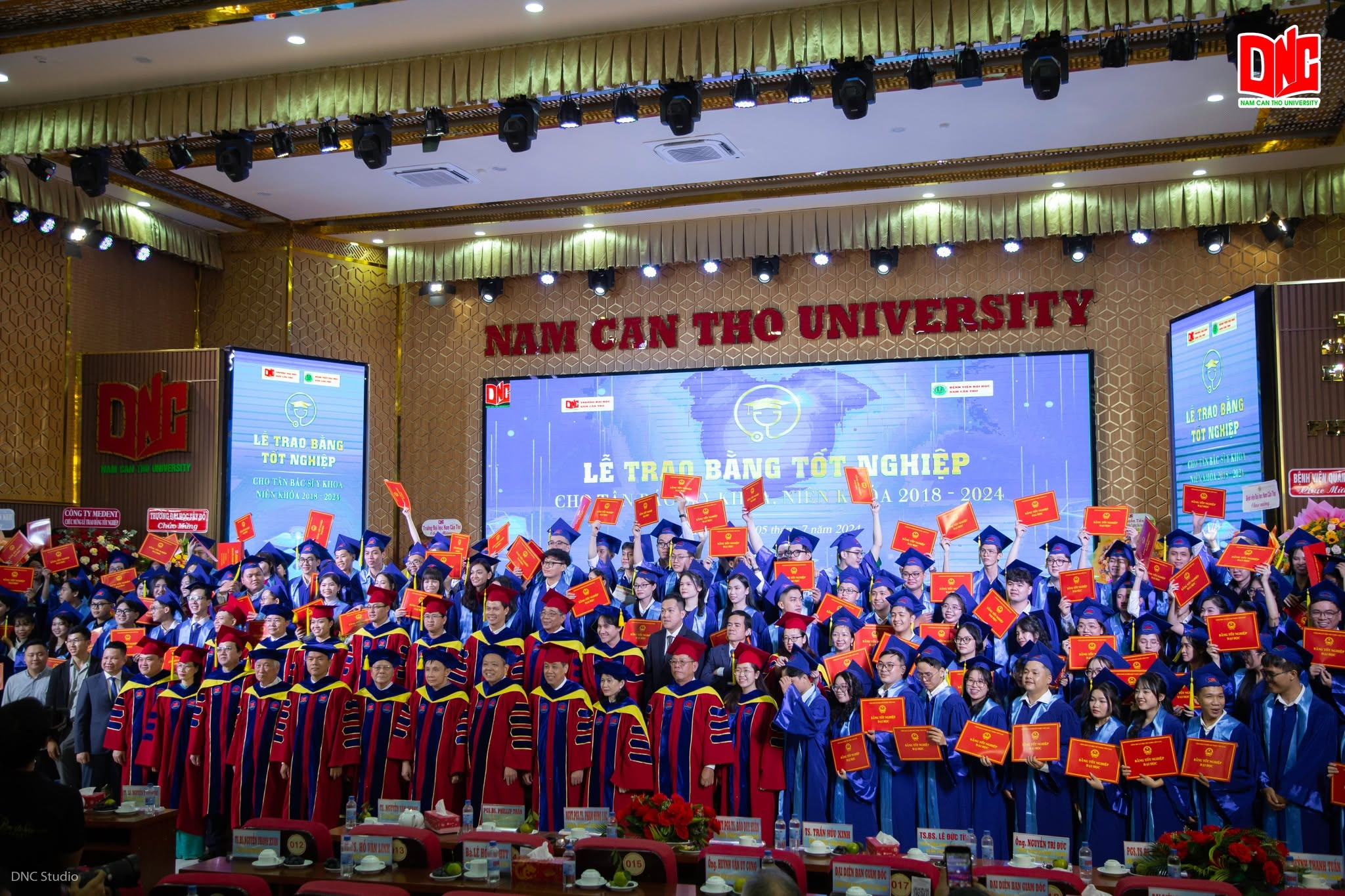 Lễ trao bằng tốt nghiệp của Sinh viên trường Đại học Nam Cần Thơ