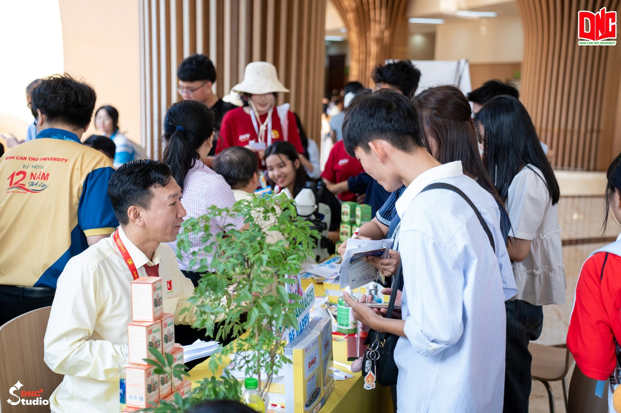 Học sinh THPT tham gia ngày hội tuyển sinh, được thầy cô tư vấn tận tình. (Ảnh: DNC Studio)