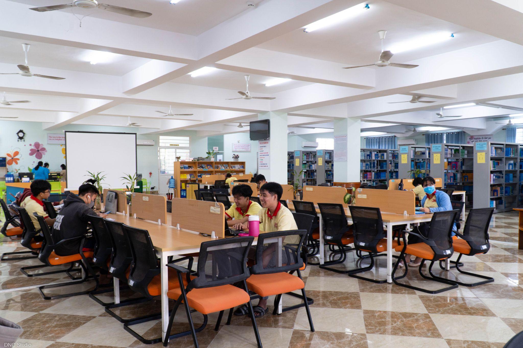 Không gian tại thư viện được trang bị máy lạnh, máy chiếu, trang thiết bị hiện đại đáp ứng nhu cầu học tập cho sinh viên (Ảnh: DNC Studio)