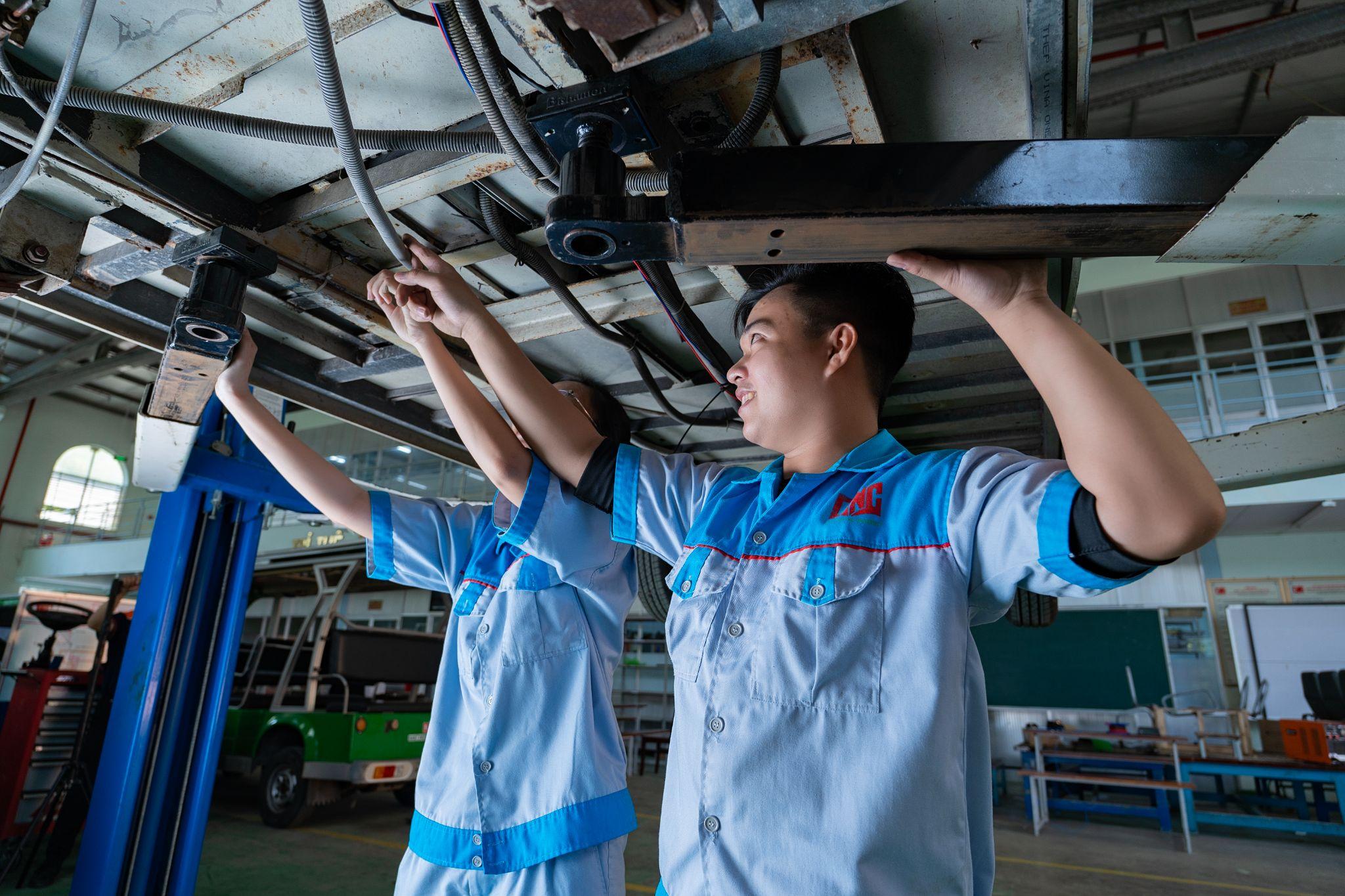 Thông qua các môn học gắn với thực tiễn, sinh viên có cơ hội tiếp xúc với công việc thực tế và hiểu rõ hơn về nghề nghiệp mình theo đuổi. (Ảnh: DNC Studio)