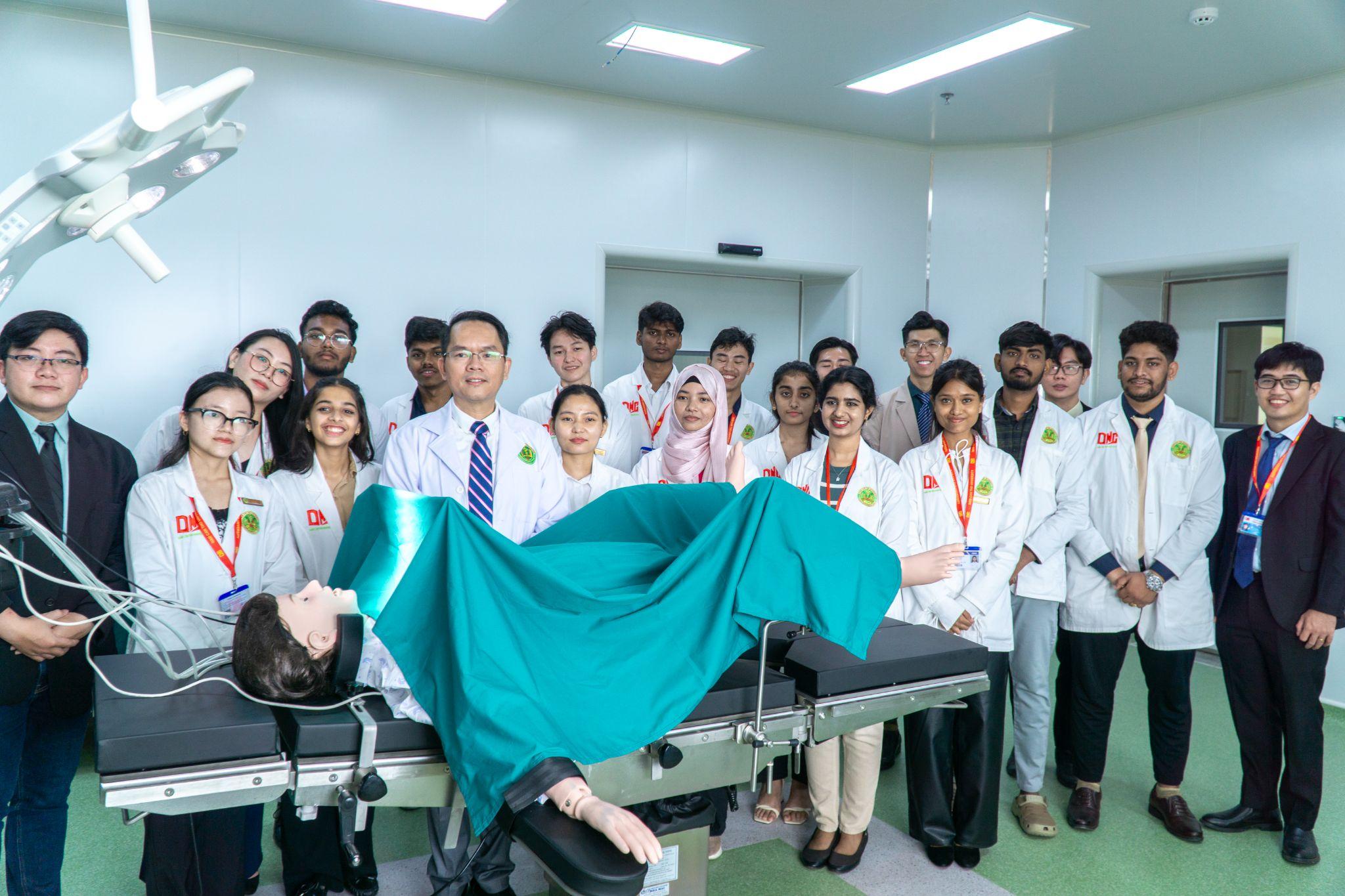 Cơ sở vật chất hiện đại góp phần tạo chương trình đào tạo chất lượng cao cho sinh viên (Ảnh: DNC Studio)
